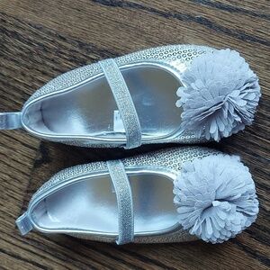 Girl Sequined Mary Janes Dress Shoes - Silver with flower pompom - sz 7